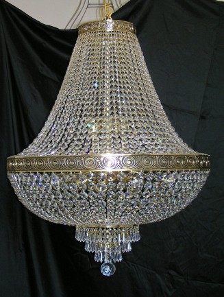 Der hohe Kristallkronleuchter mit 18 Glühbirnen aus Srass-Körben und einem Gussgürtel aus Messing.