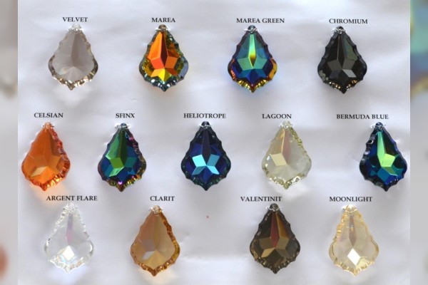 B) Durch Metalloxide gefärbte Garnituren