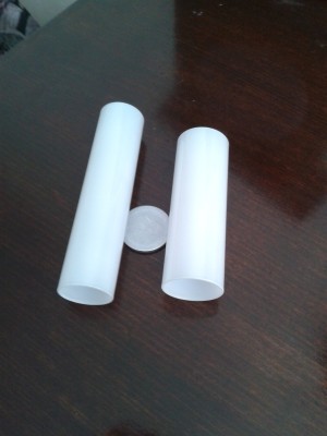 Milchig-weiße Glasröhren mit einem Durchmesser von 28 oder 32 mm.