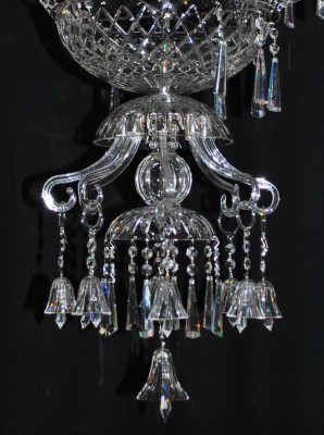 Traditioneller tschechischer Kronleuchter mit Glasglocken