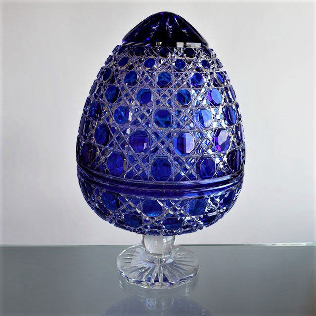 Blaues Ei aus Überfangglas - wie ein Fabergé-Ei